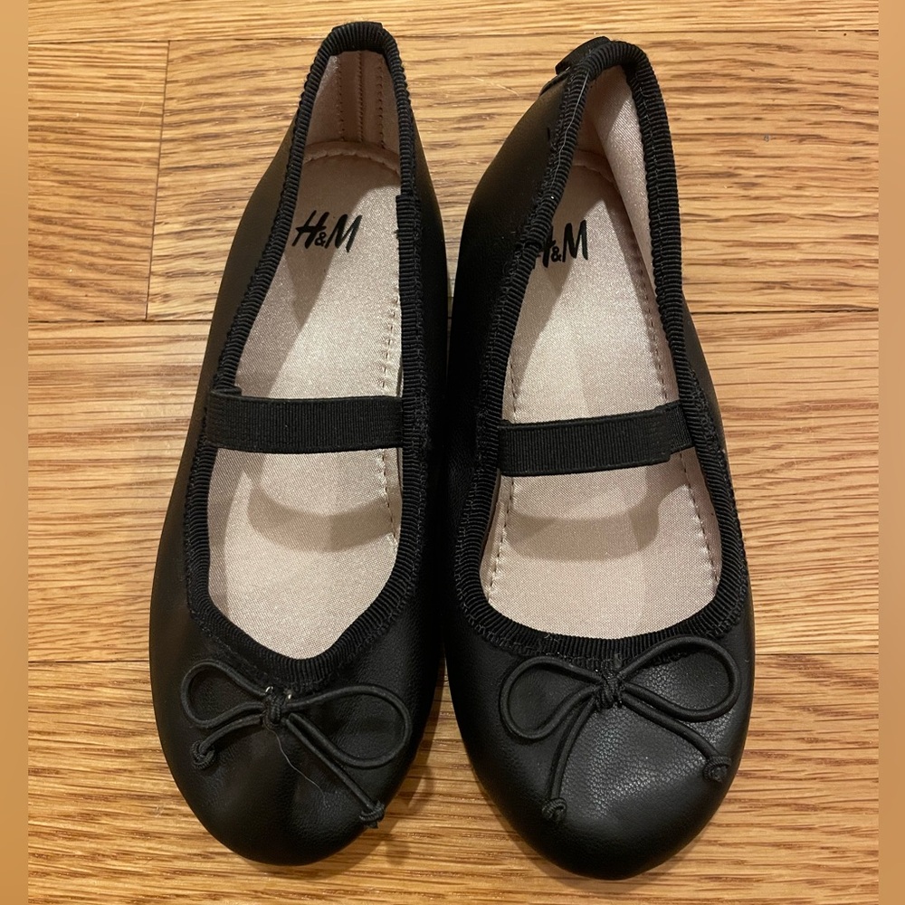 H&M black ballet flats with elastic strap, size 8.5